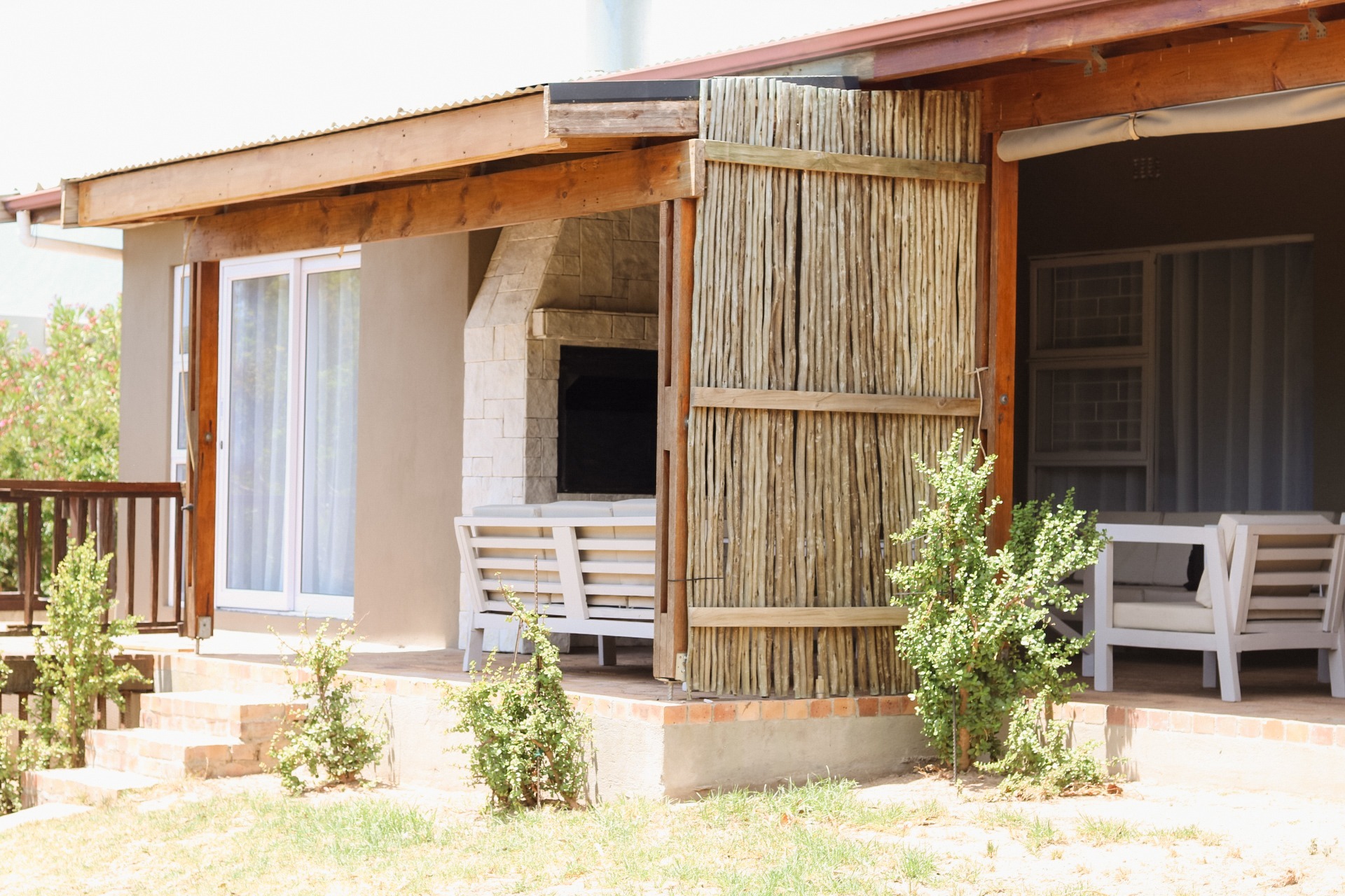 Rissie’s covered outdoor seating and braai area